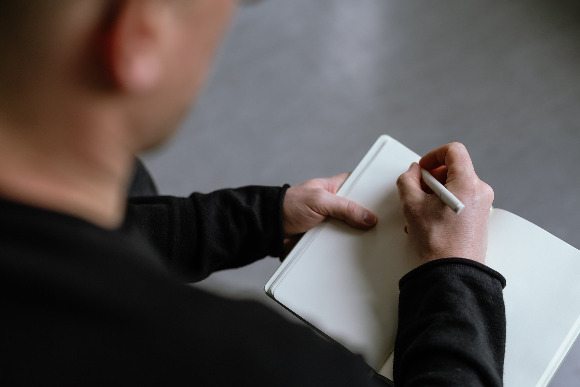 Hannes Popken beim Schreiben